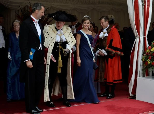 Queen Letizia wore a Navy blue gown, Diamond necklace, diamond earrings, diamon tiara. Princess Anne tiara and necklace, and wore lace dress