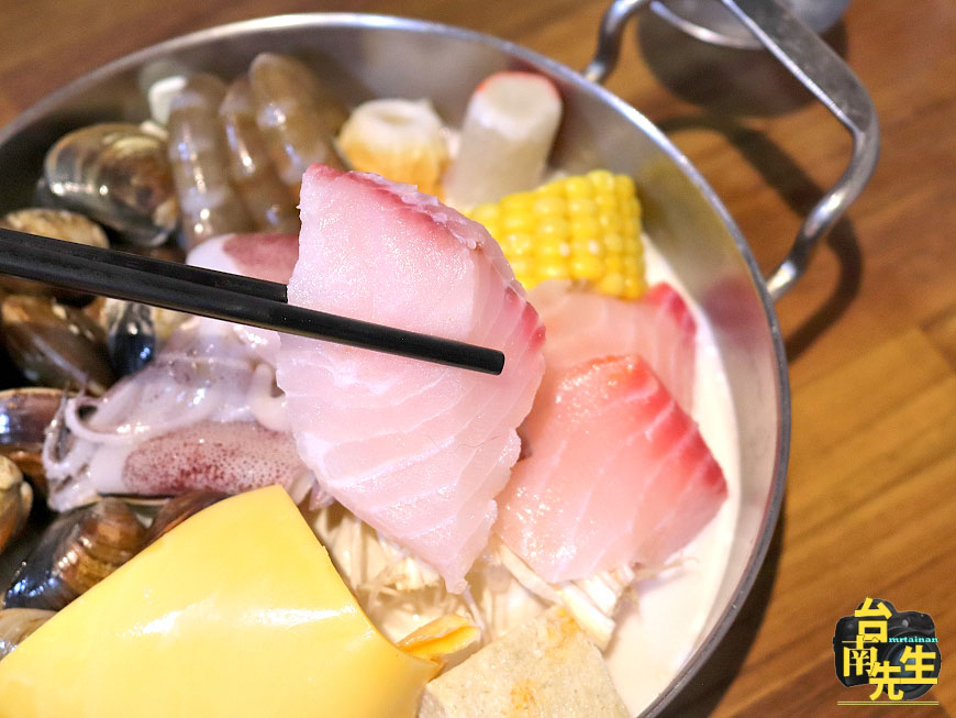 台南小火鍋/天然食材熬煮川味麻辣湯頭/肉燥飯、飲料吃到飽/限量供應產地直送海鮮食材/30隻白蝦超值佛心價只要199元/吃到痛風也甘願