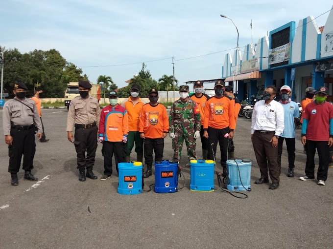 BPBD bersama Senkom Mitra Polri dan Relawan melaksanakan giat penyemprotan disinfectant Fasum di wilayah Kecamatan Ngargoyoso