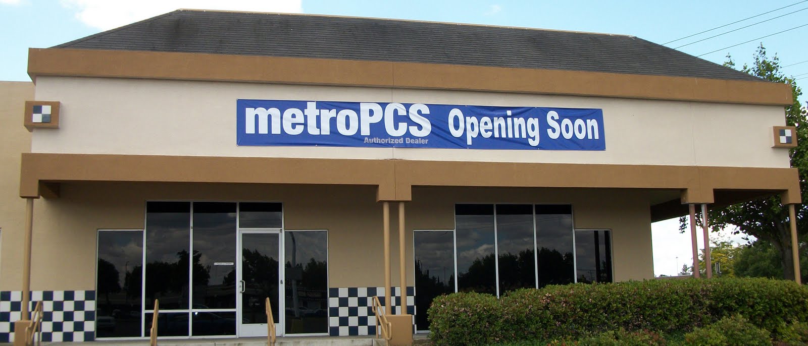 Florin Road Partnership MetroPCS Opening This Month in Southgate Plaza