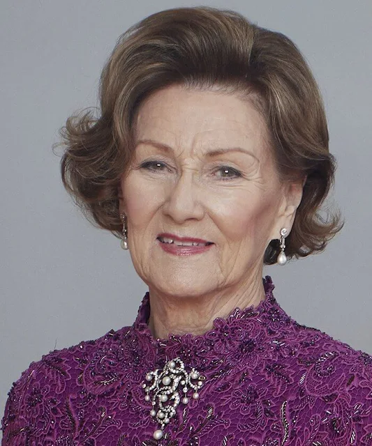 Queen Sonja wore a purple lace satin gown, and pearl brooch and pearls earrings