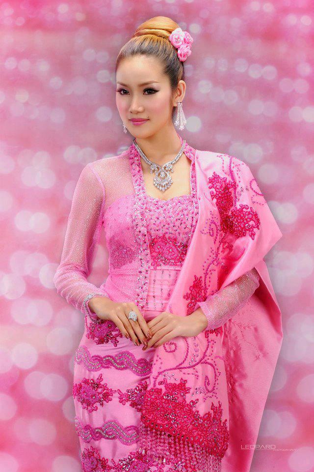 Myanmar Celebrities: Model Girls with Beautiful Myanmar Traditional Suite