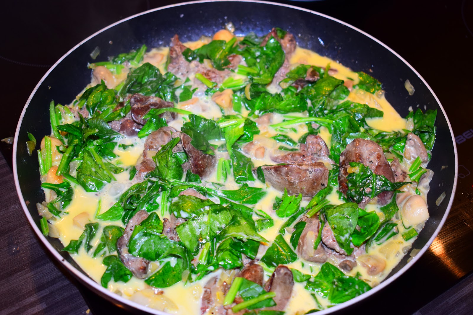 Chicken livers with spinach and mushrooms Kippenlevertjes met spinazie en champignons
