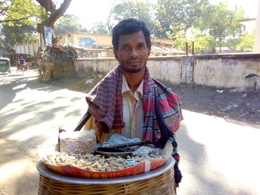 হিলিতে বাদাম বেচে চলে আলেমুলের সংসার 