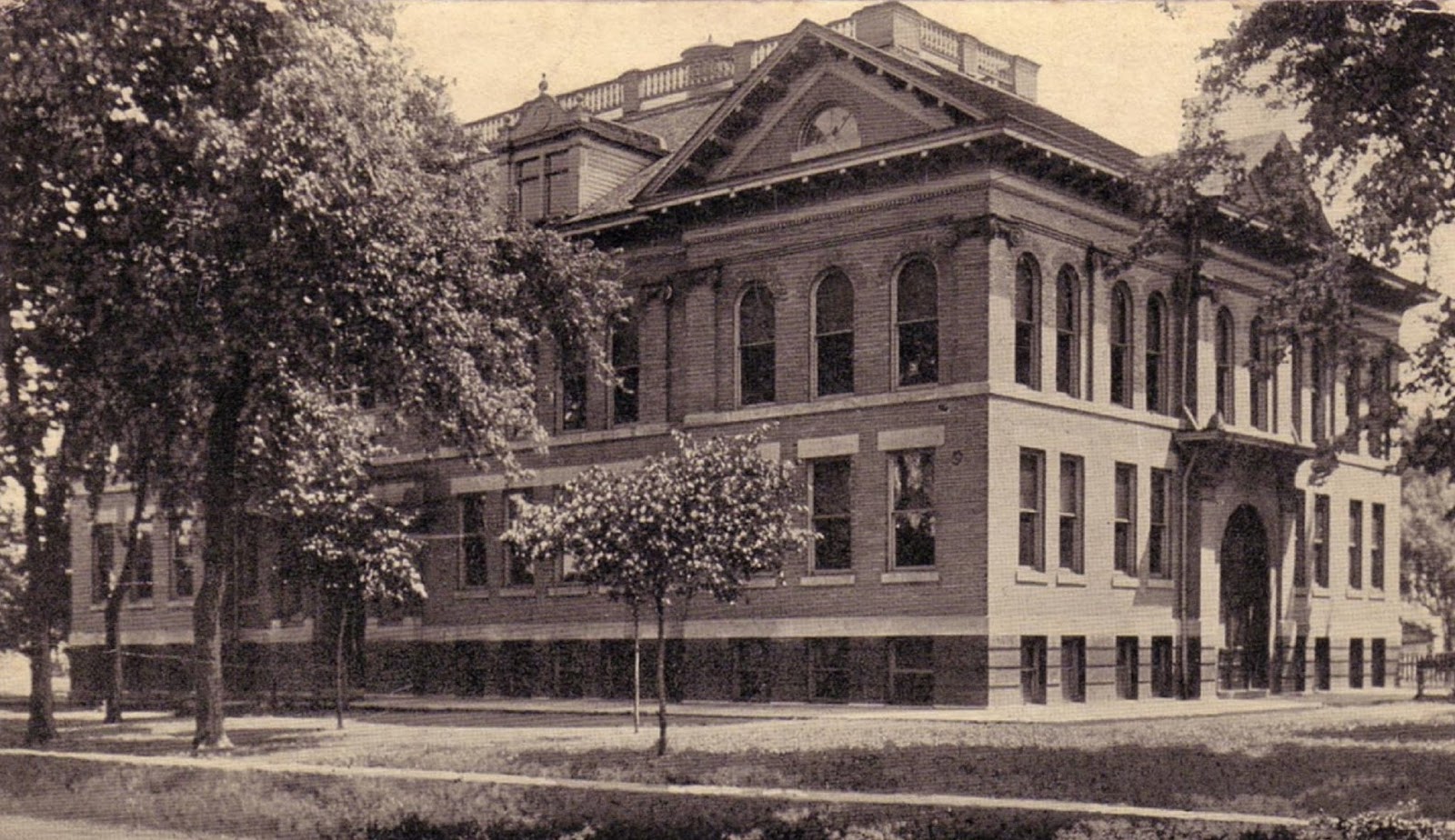 The Lucas Countyan The Alma Clay Building A Bitter End