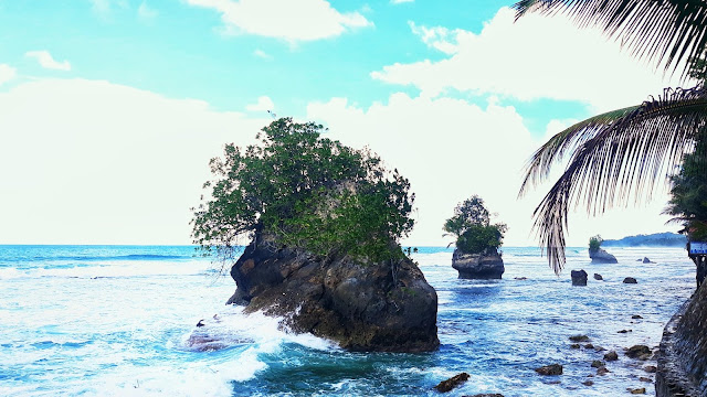 batu atola dan 2 batu lainnya di pantai saua nias selatan