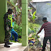 Anggota Koramil 1002-05/Pandawan Bantu Warga Bersihkan Lingkungan