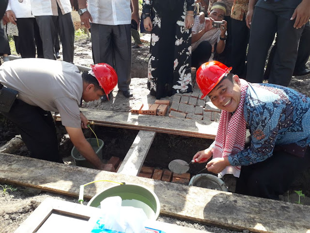 Bupati Oi Lakukan Peletakan Batu Pertama Pembangunan Masjid Al Fattah