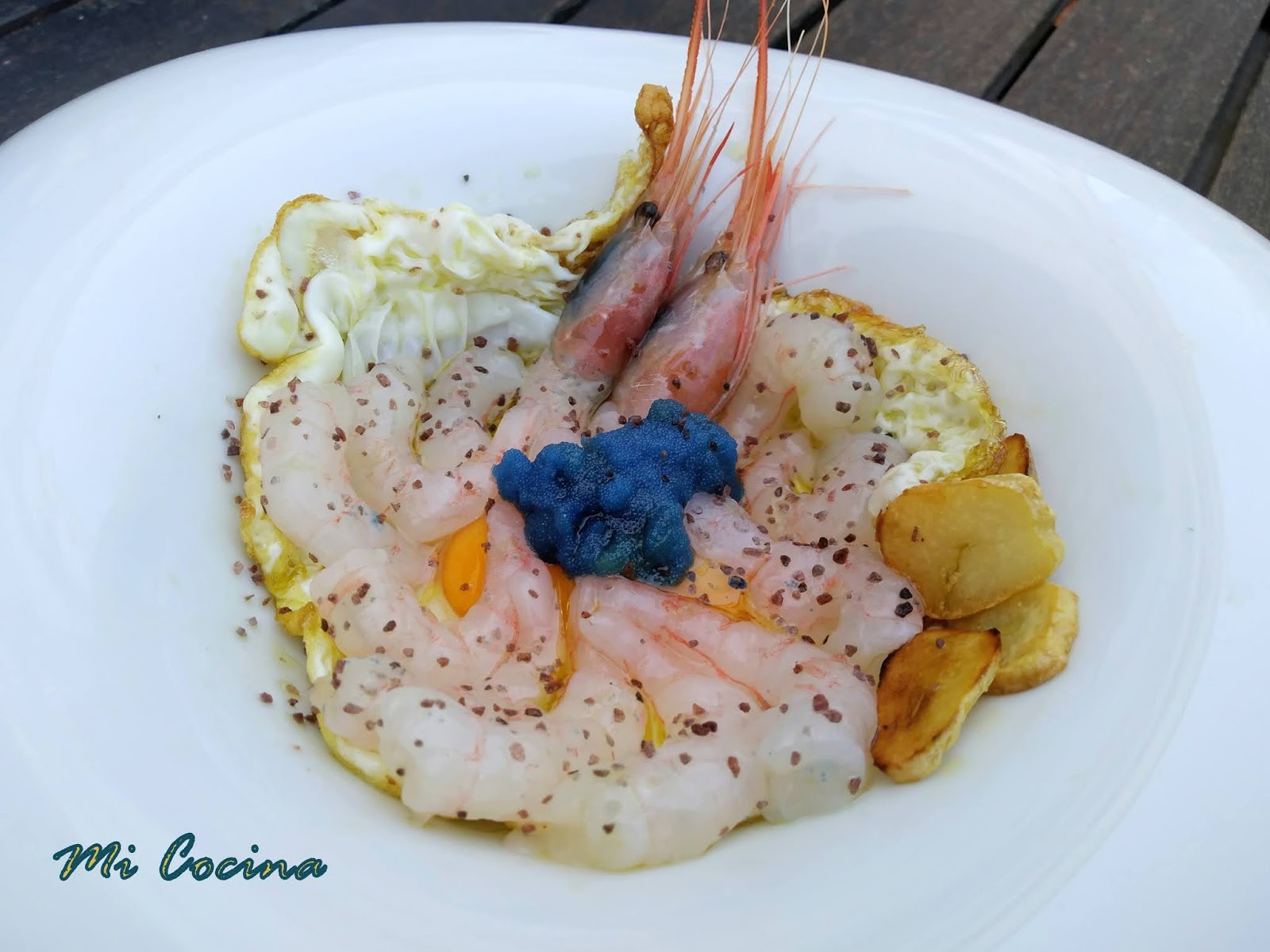 QUISQUILLAS DEL MAR DE ALBORÁN CON SUS HUEVAS SOBRE HUEVO FRITO CAMPERO, LAMINAS DE AJITOS FRITOS Y SAL NEGRA DEL HIMALAYA