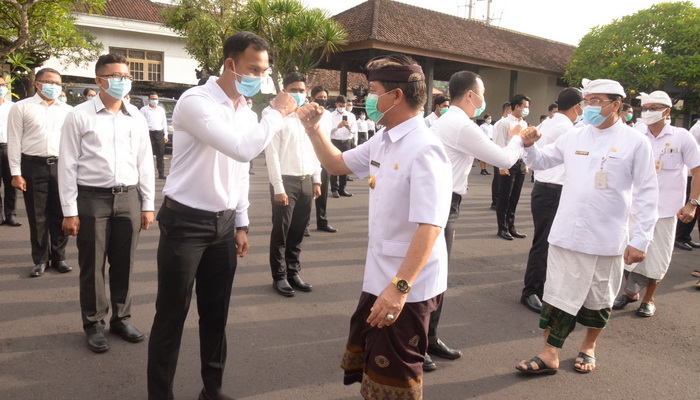 Serahkan SK, Bupati Suwirta Minta CPNS Bersikap Santun dan Inovatif