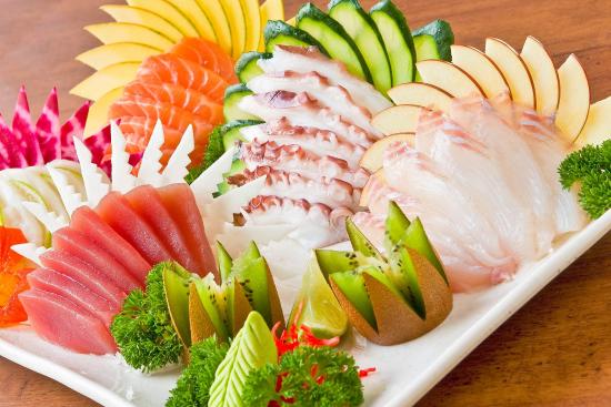 Watashi Sushi Piracicaba - Sashimi para uma alimentação mais saudável!! 😋  O Salmão é um peixe de águas frias que funciona como protetor do coração,  pois é rico em ácidos graxos ômega-3