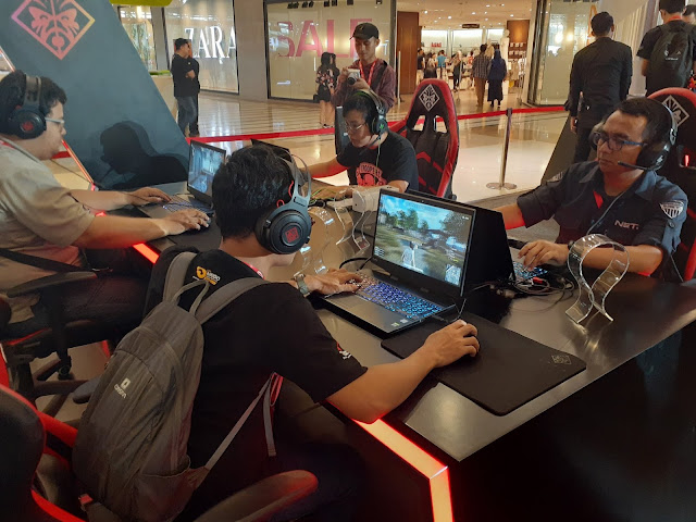 laptop gaming dengan layar ganda pertama