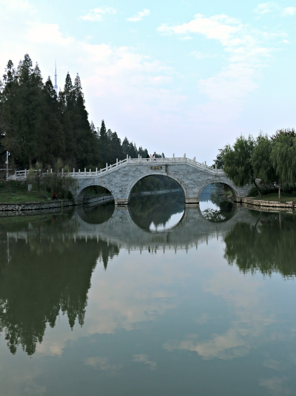 China 2017 Jingzhou ancient city wall. La antigua muralla citadina