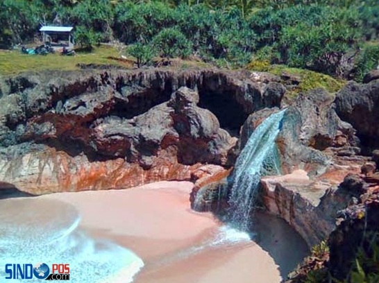 Wisata Pantai Dengan Air Terjun Banyu Tibo Pacitan