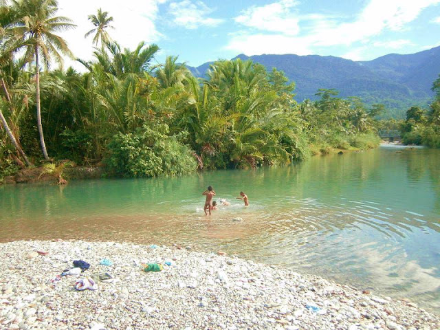 WOLU, negeri di pantai, terletak di pulau Ceram bagian selatan Provinsi Maluku