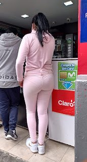 Chava Con Pantalon Pegado Marcando Calzon En La Tienda Mujeres Bellas