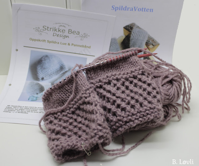 Tove Pannebånd Med Strikkemaskin