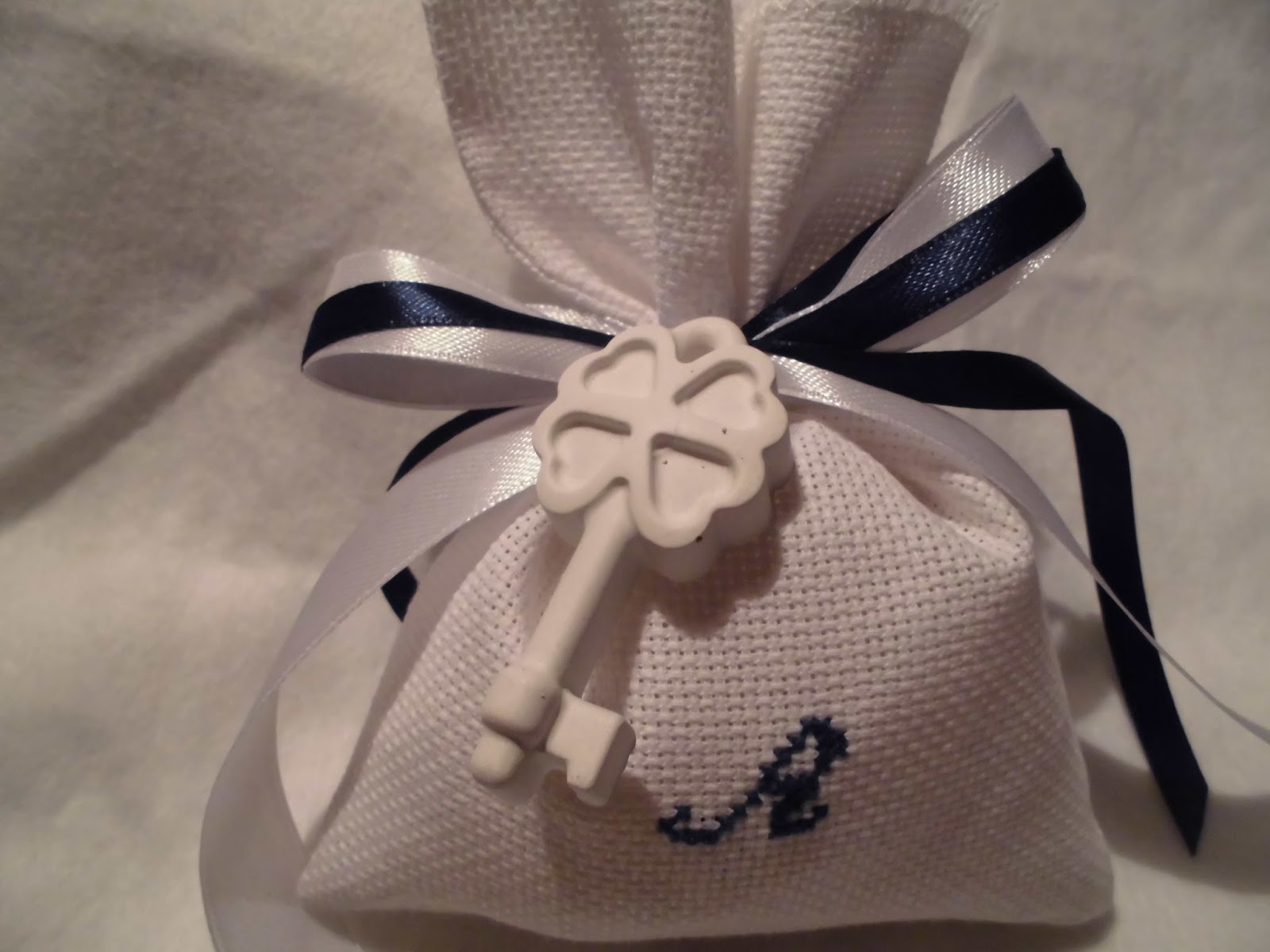 Bomboniere Ricamate di Sara bomboniera comunione maschietto...