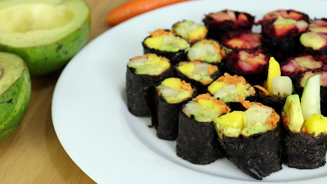 Sushi vegano Pensando ao contrário Sushi de abacate cru e vegano sem fogão