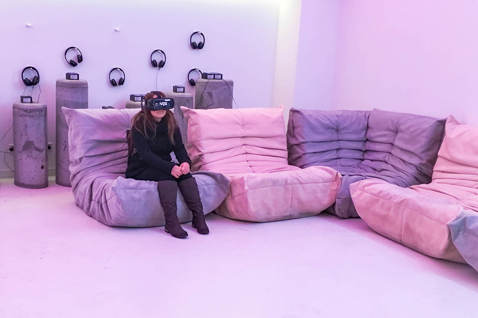 Vr комната metaforce. VR комната. VR комната своя. Реклама VR комнаты. Маленькая комната для VR очков.