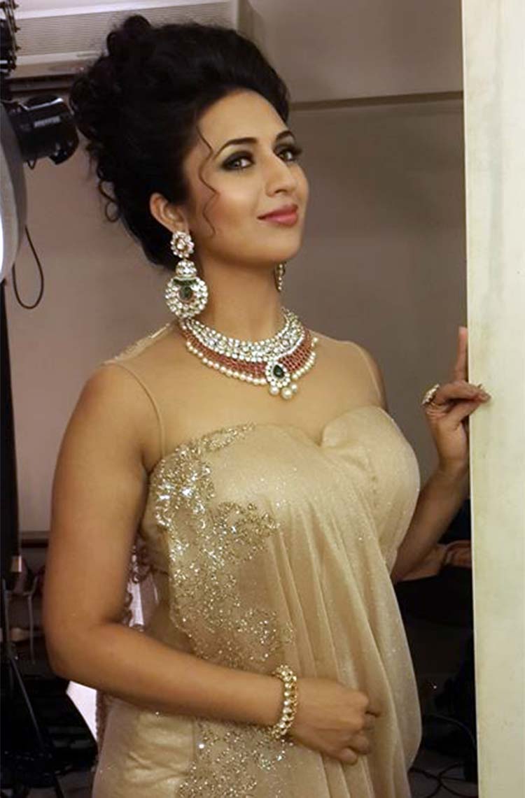 TV Actress Divyanka Tripathi Hot HD Photos & Wallpapers Free Download.