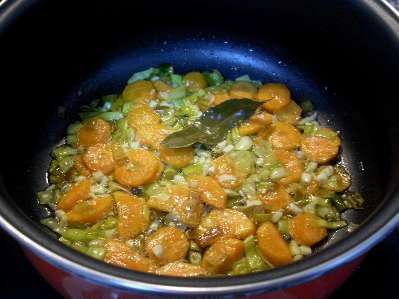 Sofrito de cebolla, ajo y zanahoria.