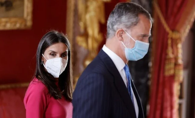 Queen Letizia wore a fuchsia dress by Moises Nieto. President Joao Manuel Goncalves Lourenco and Ana Afonso Dias Lourenco