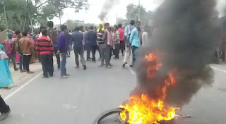 युवक की हत्या से आक्रोशित लोगों ने समस्तीपुर -रोसड़ा बायपास सड़क को किया घंटो जाम, हत्यारा को गिरफ्तार करने की मांग पर अरे। युवक की हत्या से आक्रोशित लोगों ने समस्तीपुर -रोसड़ा बायपास सड़क को किया घंटो जाम, हत्यारा को गिरफ्तार करने की मांग पर अरे।