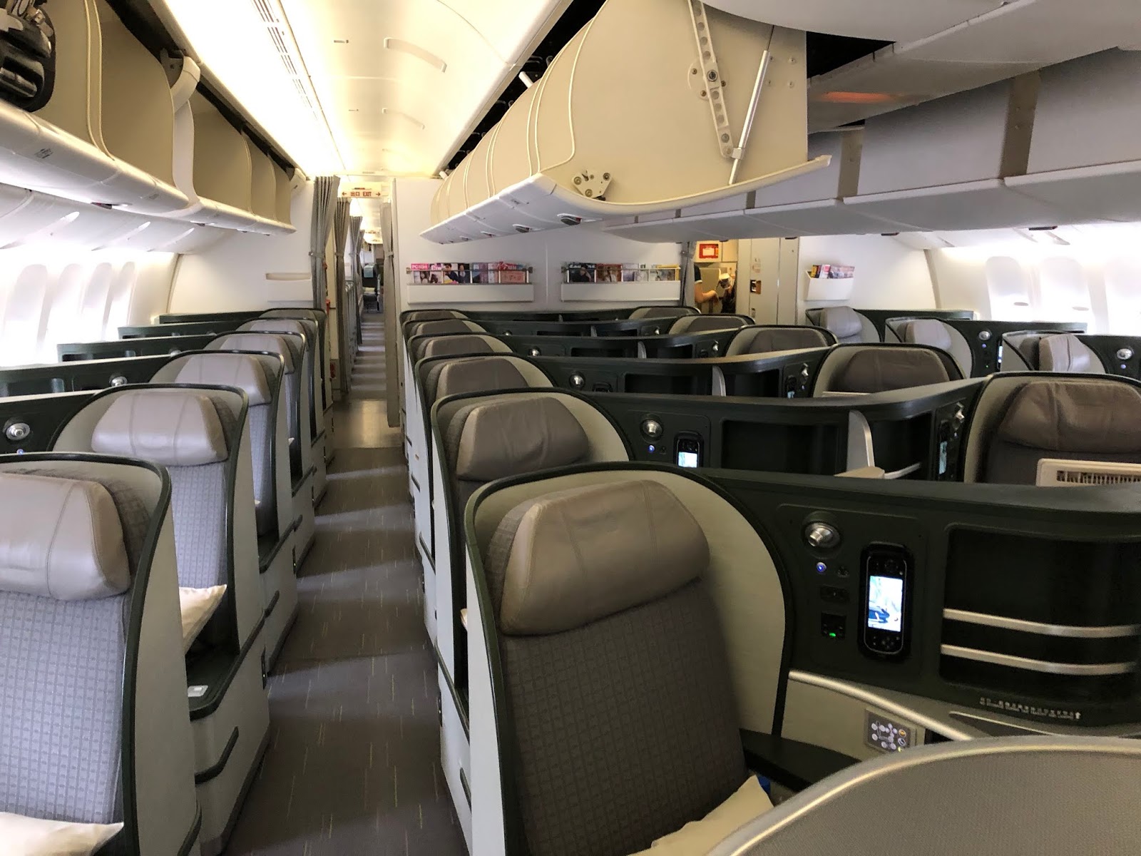 【飛行紀錄】長榮航空 皇璽桂冠艙 BR67 TPE-BKK-LHR - 一路吃吃喝喝到倫敦