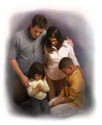 Orando unidos en familia