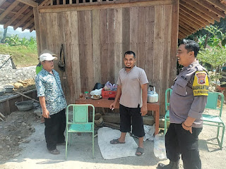 Bhabinkamtibmas Kelurahan Sendangsari Sambang Pekerja Pembangunan di Joglo Sanggar Among Lare