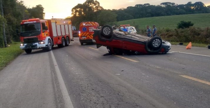 Capotamento na BR 280 em Três Barras Capotamento na BR 280 em Três Barras