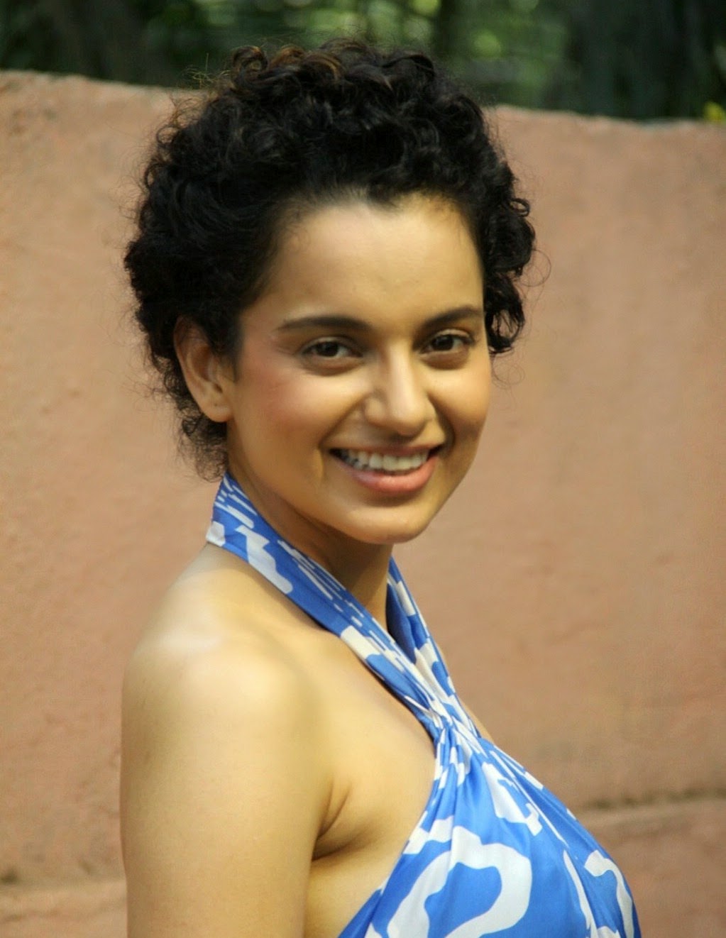 High Quality Bollywood Celebrity Pictures: Kangana Ranaut Looks Sexy In