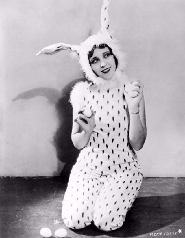 21 Vintage Photos of the Hottest Easter PinUp Models From Between the