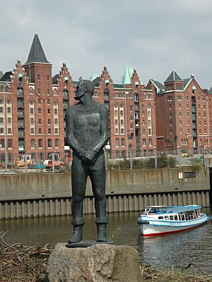 Бронзовая статуя Клаусу Штертебеккеру
