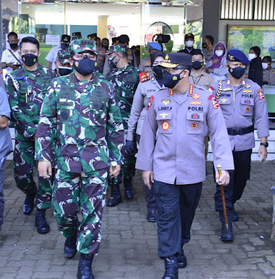  Panglima TNI dan Kapolri Tinjau Vaksinasi Massal di JIEXPO dan Pesantren Al-Hamidi Jakarta