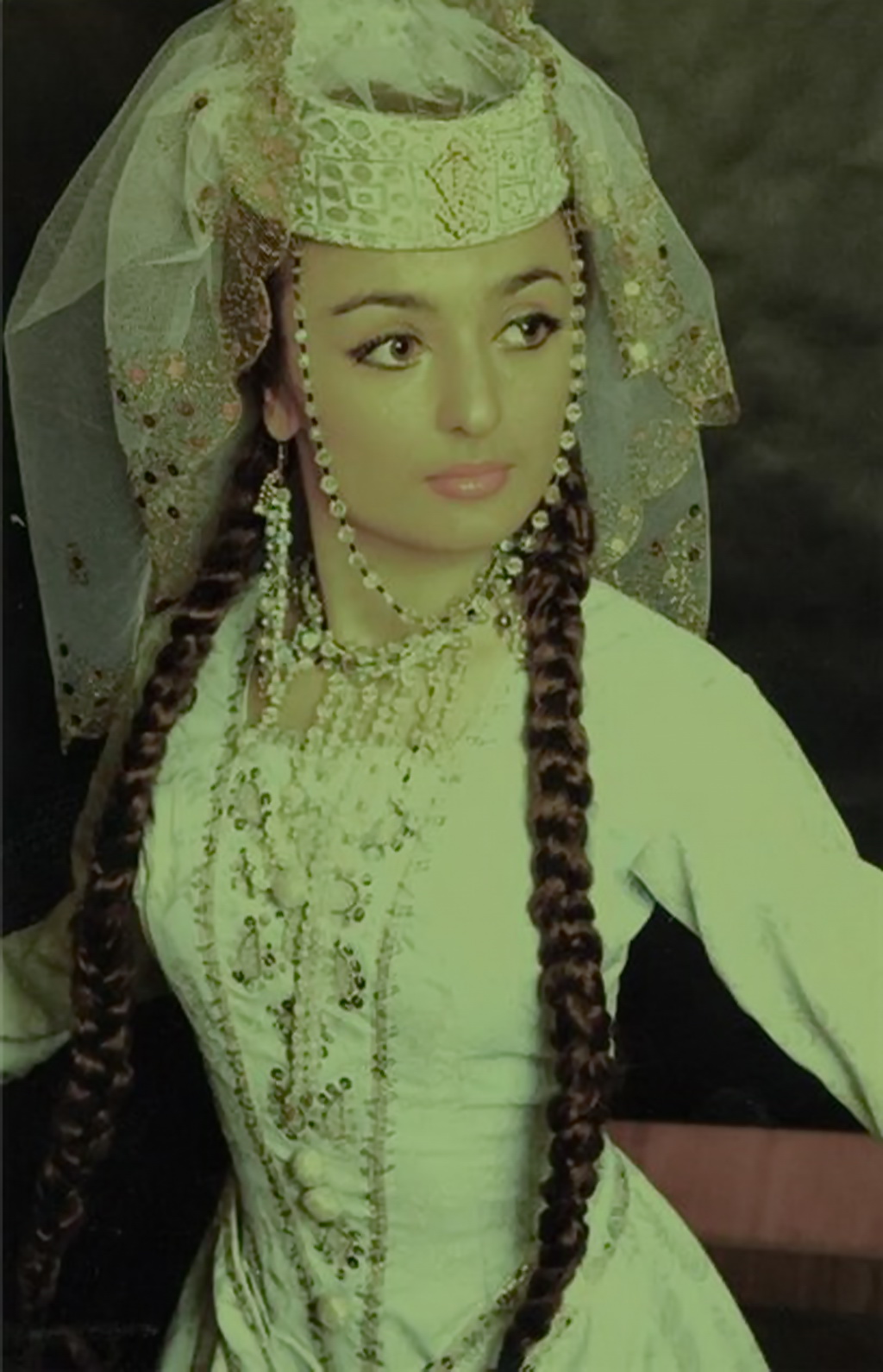 грузинский головной убор женский. армянский головной убор женский. сальма галаева черкешенка. грузинский головной убор женский. нанука стамболишвили.