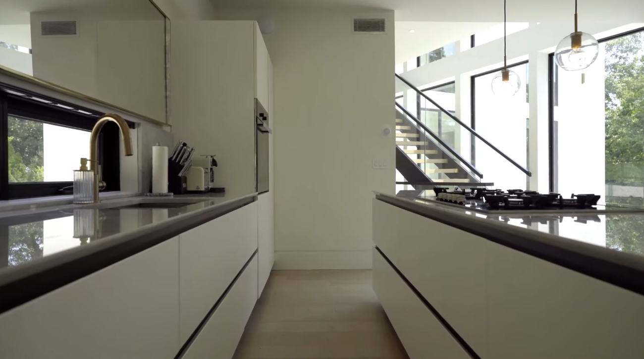 18 Photos vs. Unique Modern Home in Shelter Island, New York - Luxury House & Interior Design Video Tour