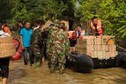 Peduli terhadap Warganya yang Terkena Banjir, Babinsa Bantu Salurkan Sembako