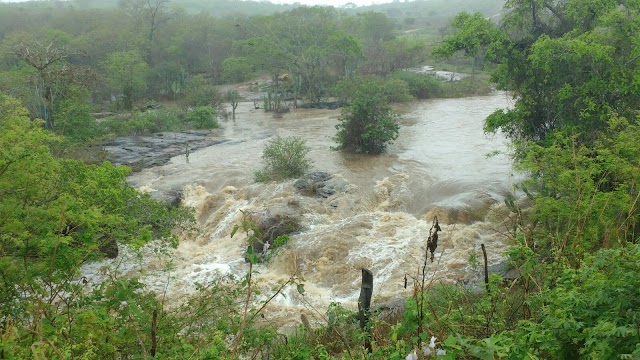 Com a chegada da chuva rio Capivari que faz divisão entre Macajuba e Ruy Barbosa volta a correr água novamente.