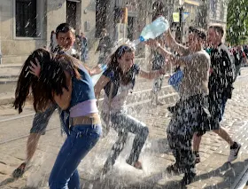 http://1.bp.blogspot.com/-TctK_PxcEBM/UYgKF-fZVkI/AAAAAAAADco/5z6RJFhuY3M/s1600/Dyachyshyn_%28Wet+Monday%2913_resize.JPG
