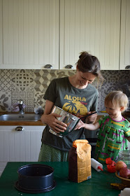 "Das Familienkochbuch für nicht perfekte Mütter": Tipps für ein entspanntes Kochen von Nathalie Klüver. Mit diesen Tricks und Hinweisen wird das Zubereiten von Mahlzeiten deutlich entspannter.