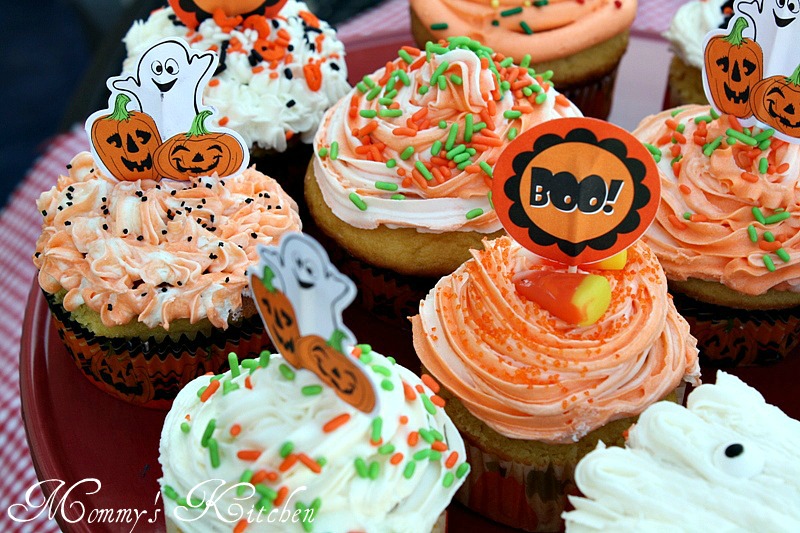 Halloween Dream Cupcakes {Wilton Helped Me Decorate Cupcakes Like a ...