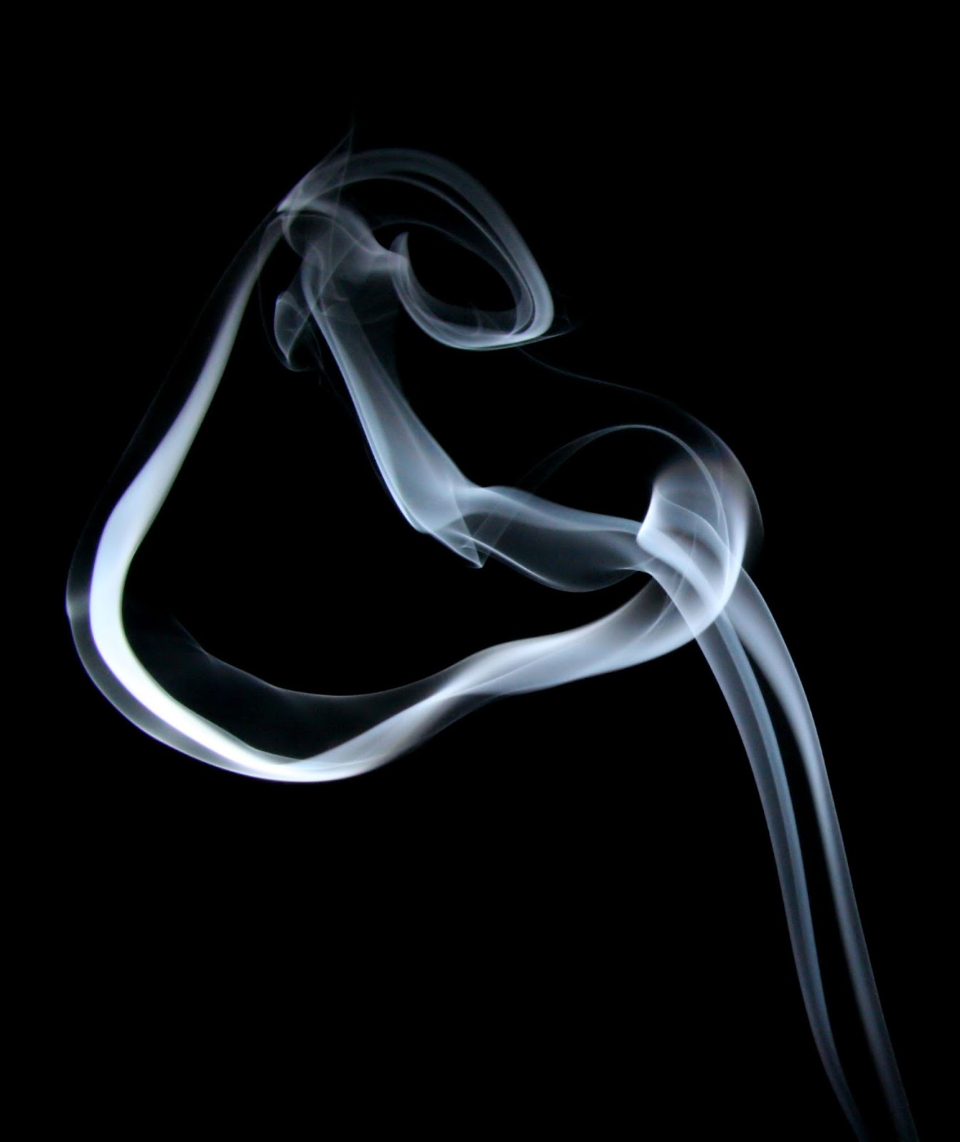 дым автор. серый дым на черном фоне. нарисованный дым от сигарет. дымовая шашка в руке. дым от сигарет.