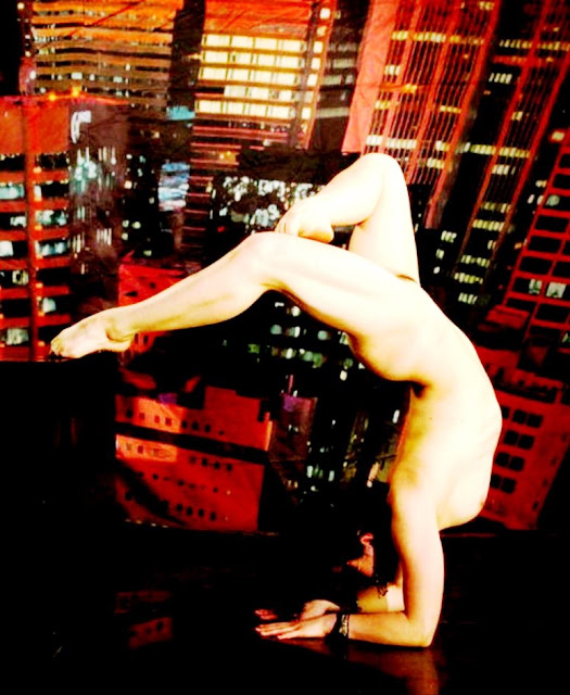 фото эротика www.eroticaxxx.ru - обнаженная девушка танцует