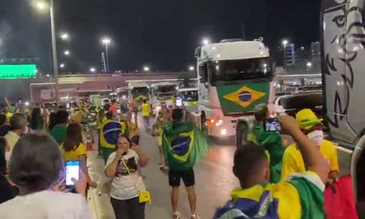 Bolsonaristas pressionam e PM libera acesso a Esplanada dos Ministérios