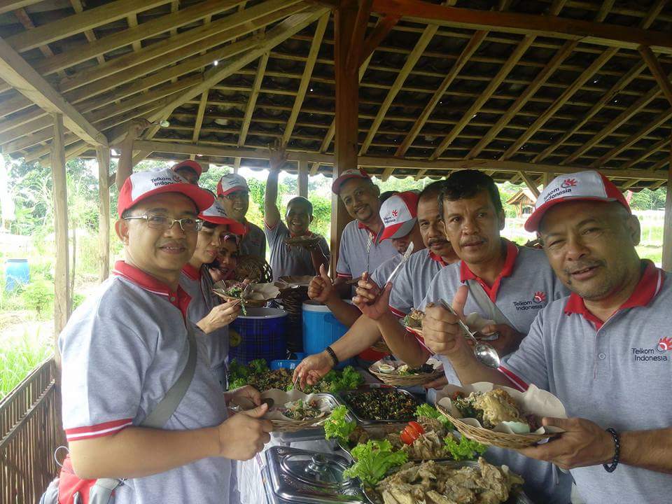 Mengenalkan Makanan Organik kepada Warga Desa Cikoneng