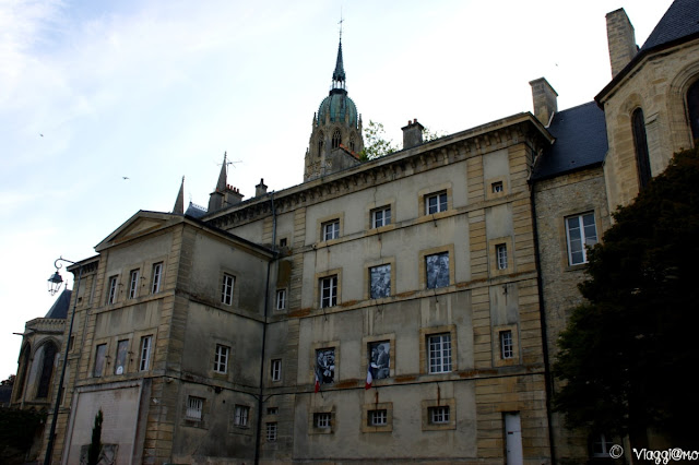 Uno degli eleganti palazzi nel centro di Bayeaux