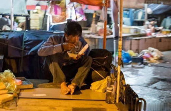 越南人不一樣的夜晚，有錢的叫夜生活，沒錢的叫晚上謀生活！