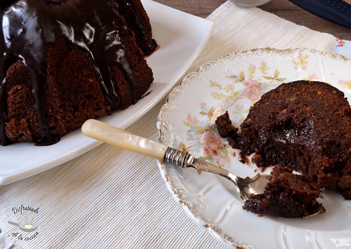 Tunnel of fudge bundt cake. Bizcocho de chocolate con corazón fundente fácil y delicioso